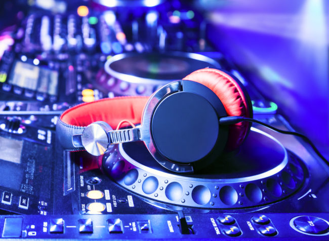 8 Signs Of A GREAT Wedding DJ