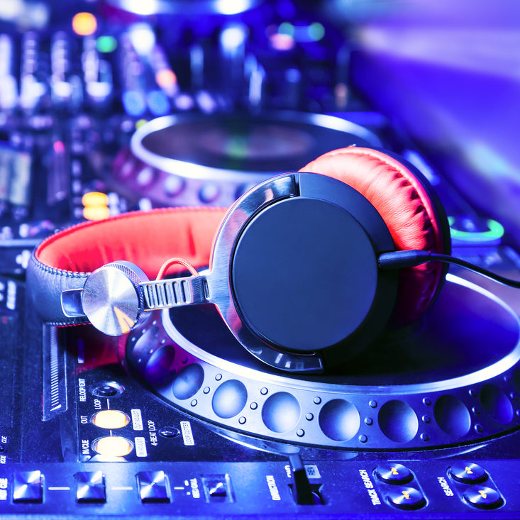 8 Signs Of A GREAT Wedding DJ