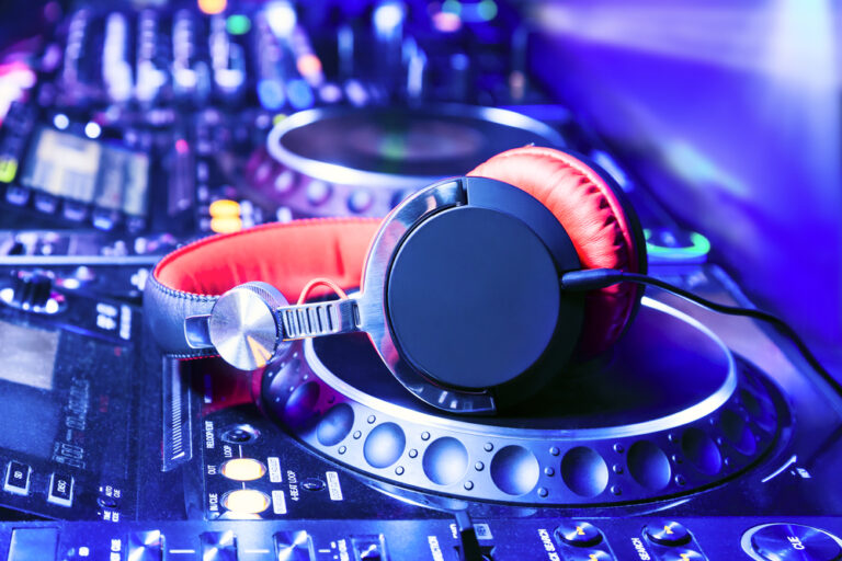 8 Signs Of A GREAT Wedding DJ